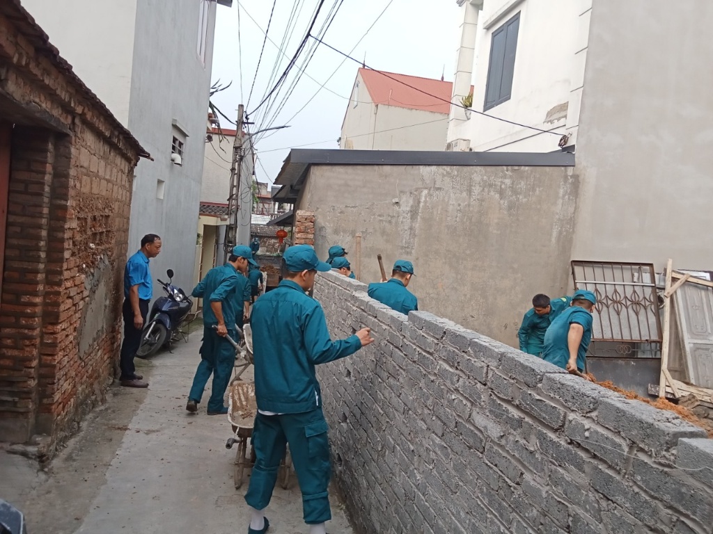 Lực lượng dân quân phường hỗ trợ ngày công sửa chữa nhà ở cho hộ nghèo trên địa bàn phường|https://xuonggiang.tpbacgiang.bacgiang.gov.vn/chi-tiet-tin-tuc/-/asset_publisher/M0UUAFstbTMq/content/luc-luong-dan-quan-phuong-ho-tro-ngay-cong-sua-chua-nha-o-cho-ho-ngheo-tren-ia-ban-phuong
