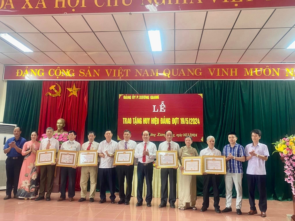Đảng ủy phường Xương Giang tổ chức trao tặng Huy hiệu Đảng đợt 19/5/2024